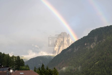 Regenbogen über dem Langkofel in den Dolomiten, Südtirol