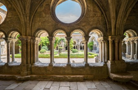 Célèbre cloître de l'Abbaye de Fontfroide, France