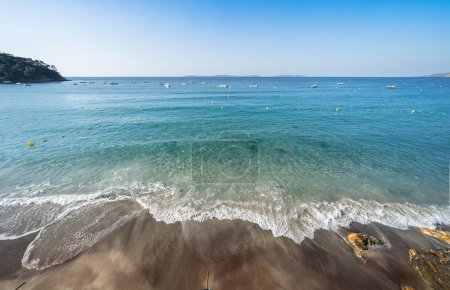 Berühmte Plage de Jean Blanc mit türkisfarbenem Wasser an der französischen Riviera, Frankreich
