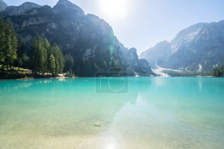 Lac des Braies dans les Dolomites, Tyrol du Sud, Italie