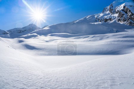 Winterschneebedeckter Berg Allalin, Saas-Fee, Schweiz