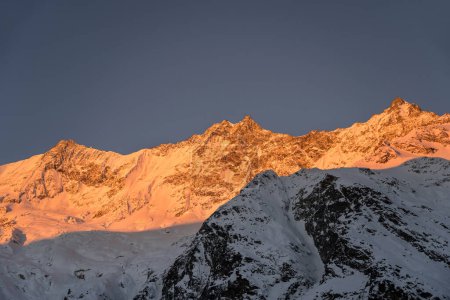 Téléchargez les photos : Les sommets de Taeschhorn, Dom et Suedlenz dans la chaîne de montagnes du Mischabel dans les Alpes au lever du soleil, Saas-Fee, Suisse - en image libre de droit