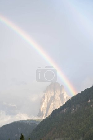 Arc-en-ciel sur Sassolungo dans les Dolomites, Tyrol du Sud Italie