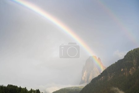 Arc-en-ciel sur Sassolungo dans les Dolomites, Tyrol du Sud Italie