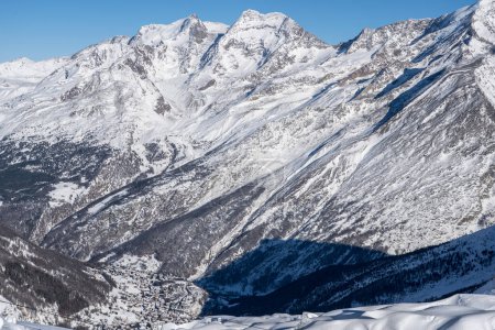 Téléchargez les photos : Célèbre massif montagneux avec Allalinhorn et Dom près de Saas-Fee en Suisse - en image libre de droit