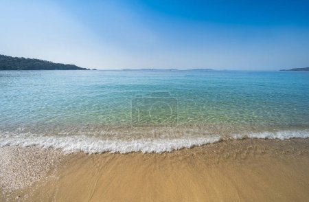 Célèbre Plage de Jean Blanc à l'eau turquoise sur la Côte d'Azur, France
