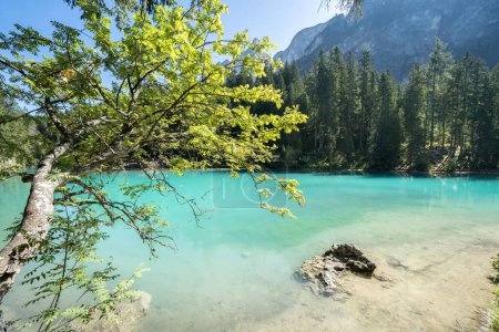 Foto de Lago Braies en las montañas Dolomitas, Tirol del Sur, Italia - Imagen libre de derechos