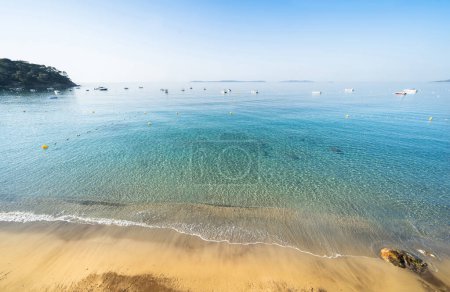 Célèbre Plage de Jean Blanc à l'eau turquoise sur la Côte d'Azur, France