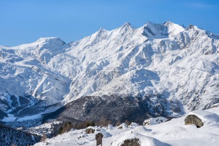 Célèbre massif montagneux avec Allalinhorn et Dom près de Saas-Fee en Suisse