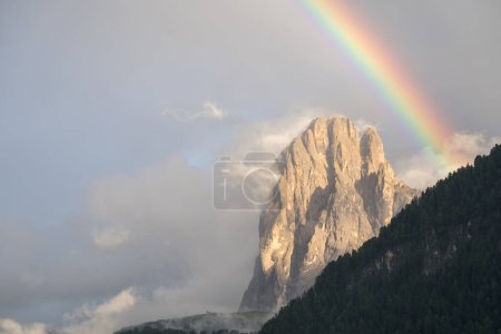 Arco iris sobre Sassolungo en los Dolomitas, Tirol del Sur Italia
