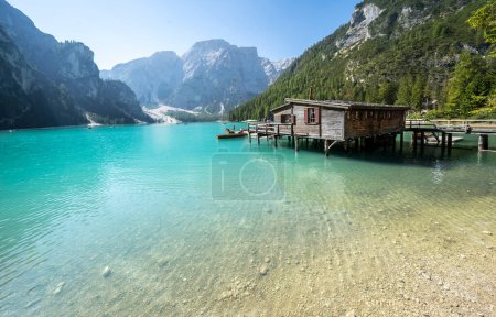 Lago Braies en las montañas Dolomitas, Tirol del Sur, Italia