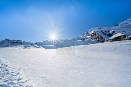 Téléchargez les photos : Montagne enneigée d'hiver Allalin, Saas-Fee, Suisse - en image libre de droit