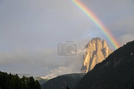 Arco iris sobre Sassolungo en los Dolomitas, Tirol del Sur Italia