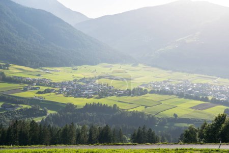 Téléchargez les photos : Vue panoramique panoramique sur la montagne idyllique des Dolomites, Tyrol du Sud, Italie - en image libre de droit