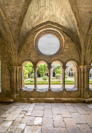 Weltberühmter Kreuzgang der Abbaye de Fontfroide, Frankreich