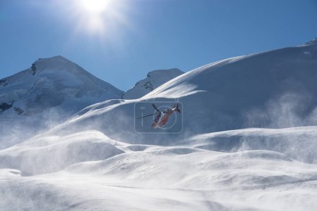 Téléchargez les photos : Hélicoptère de sauvetage rouge de montagne en Suisse - en image libre de droit
