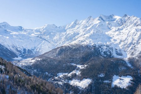Famoso macizo de montaña con Allalinhorn y Dom cerca de Saas-Fee en Suiza