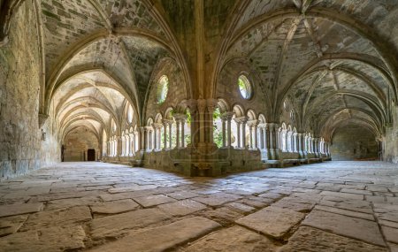 Célèbre cloître de l'Abbaye de Fontfroide, France