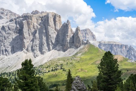 Famoso macizo del Grupo Sella en el verano, Tirol del Sur, Italia