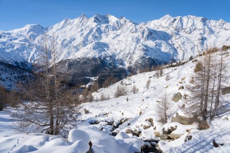 Téléchargez les photos : Célèbre massif montagneux avec Allalinhorn et Dom près de Saas-Fee en Suisse - en image libre de droit