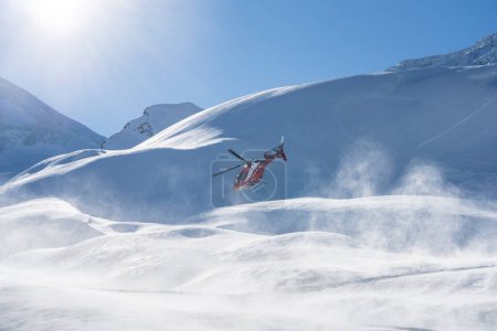 Téléchargez les photos : Hélicoptère de sauvetage rouge de montagne en Suisse - en image libre de droit