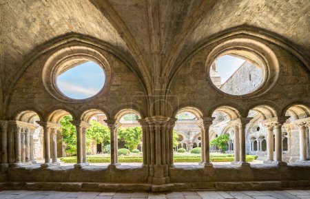 Weltberühmter Kreuzgang der Abbaye de Fontfroide, Frankreich