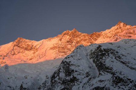 Les sommets de Taeschhorn, Dom et Suedlenz dans la chaîne de montagnes du Mischabel dans les Alpes au lever du soleil, Saas-Fee, Suisse