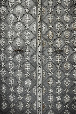 Puerta de acero adornado con intrincados diseños de metal primer plano