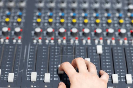 Nahaufnahme der Audiomischpultsteuerung