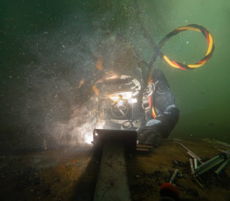 Soudage sous-marin dans les profondeurs profondes de l'océan
