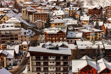 Schneebedecktes Bergdorf mit traditioneller Architektur von oben