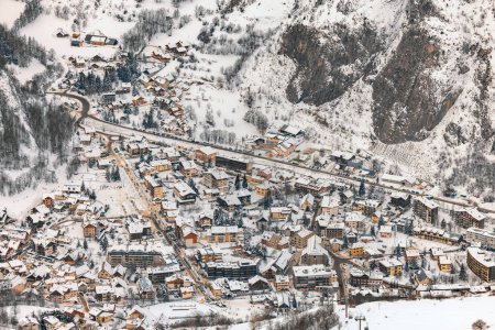 Schneebedecktes Bergdorf mit traditioneller Architektur von oben