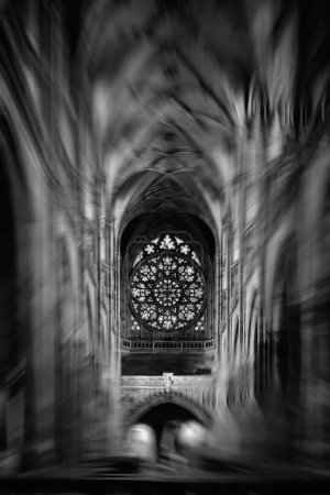 Abstrakte Ansicht der gotischen Kathedrale Decke und Fenster Winkelaufnahme