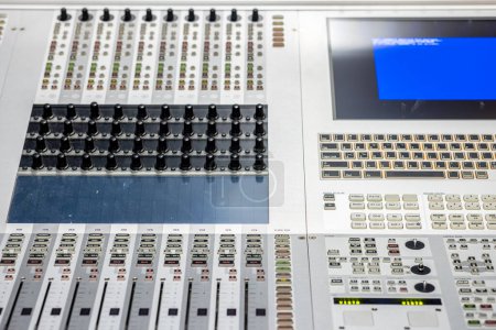 Nahaufnahme Audio-Mischpult des Fernsehsenders