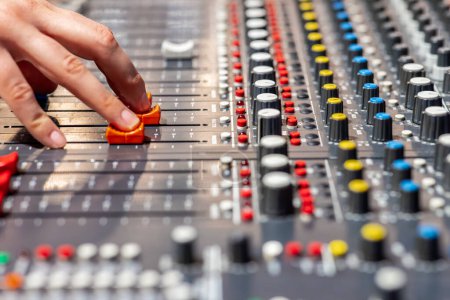 Nahaufnahme der Audiomischpultsteuerung