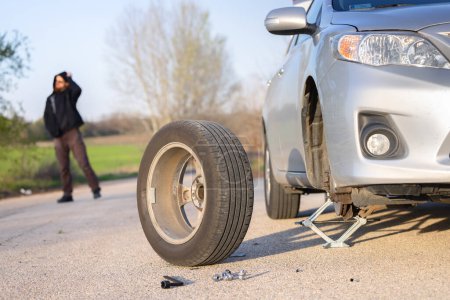 Neumático de coche en mantenimiento después de reventar en primer plano pitstop