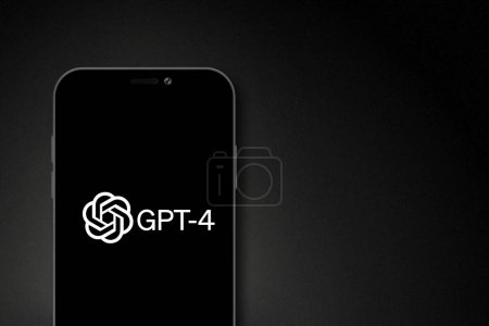 Foto de GPT - 4 logotipo en la pantalla del teléfono inteligente. OpenAI lanzó una nueva versión de GPT 4. Moscú, Rusia - marzo de 2023 - Imagen libre de derechos