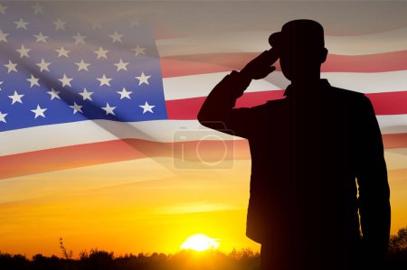Téléchargez les photos : Soldat de l'armée américaine saluant sur un fond de coucher de soleil. Jour des anciens combattants, Jour commémoratif, Jour de l'indépendance - en image libre de droit