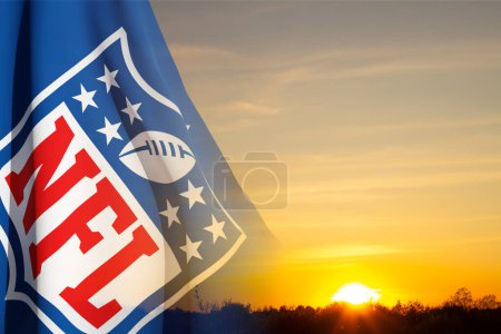 Foto de La bandera con el logotipo de la NFL en el fondo del cielo. La NFL es una liga profesional de fútbol americano. Moscú, Rusia - mayo, 2023 - Imagen libre de derechos