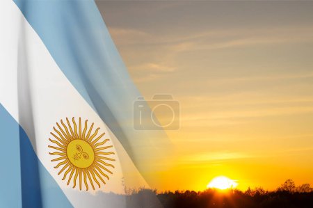Flagge Argentiniens gegen den Sonnenuntergang. Patriotischer Hintergrund