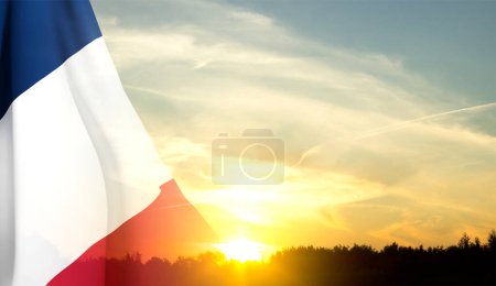 Foto de Bandera de Francia con transparencia frente a la puesta de sol - Imagen libre de derechos