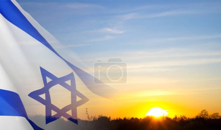 Téléchargez les photos : Drapeau d'Israël avec une étoile de David contre le coucher du soleil. Contexte patriotique - en image libre de droit