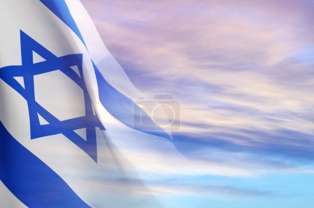 Bandera de Israel con una estrella de David en el fondo del cielo. Banner con lugar para texto