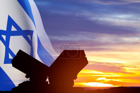 Foto de Israel concepto de Defensa Aérea. Silueta del sistema de defensa aérea con bandera de Israel contra la puesta del sol - Imagen libre de derechos