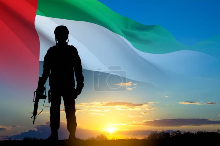 Foto de Silueta de soldado con la bandera de los Emiratos Árabes Unidos contra la puesta del sol. Fuerzas armadas de los Emiratos Árabes Unidos. Concepto para el Día de la Conmemoración, Día de los Mártires, Día Nacional - Imagen libre de derechos