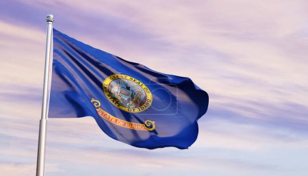 Téléchargez les photos : Drapeau de l'Idaho contre le ciel couchant. État américain. 3d-rendu - en image libre de droit