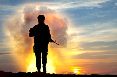 Foto de Explosión de una bomba y silueta de soldado contra la puesta del sol. 3d-renderizado - Imagen libre de derechos