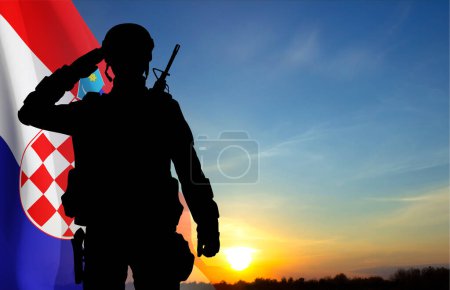 Silueta de soldado con bandera de Croacia contra el atardecer. Concepto - Fuerza Armada