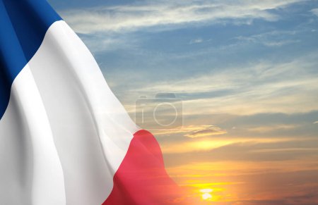 Drapeau de la France contre le coucher du soleil