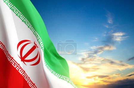 Drapeau de l'Iran contre le coucher du soleil. Contexte patriotique